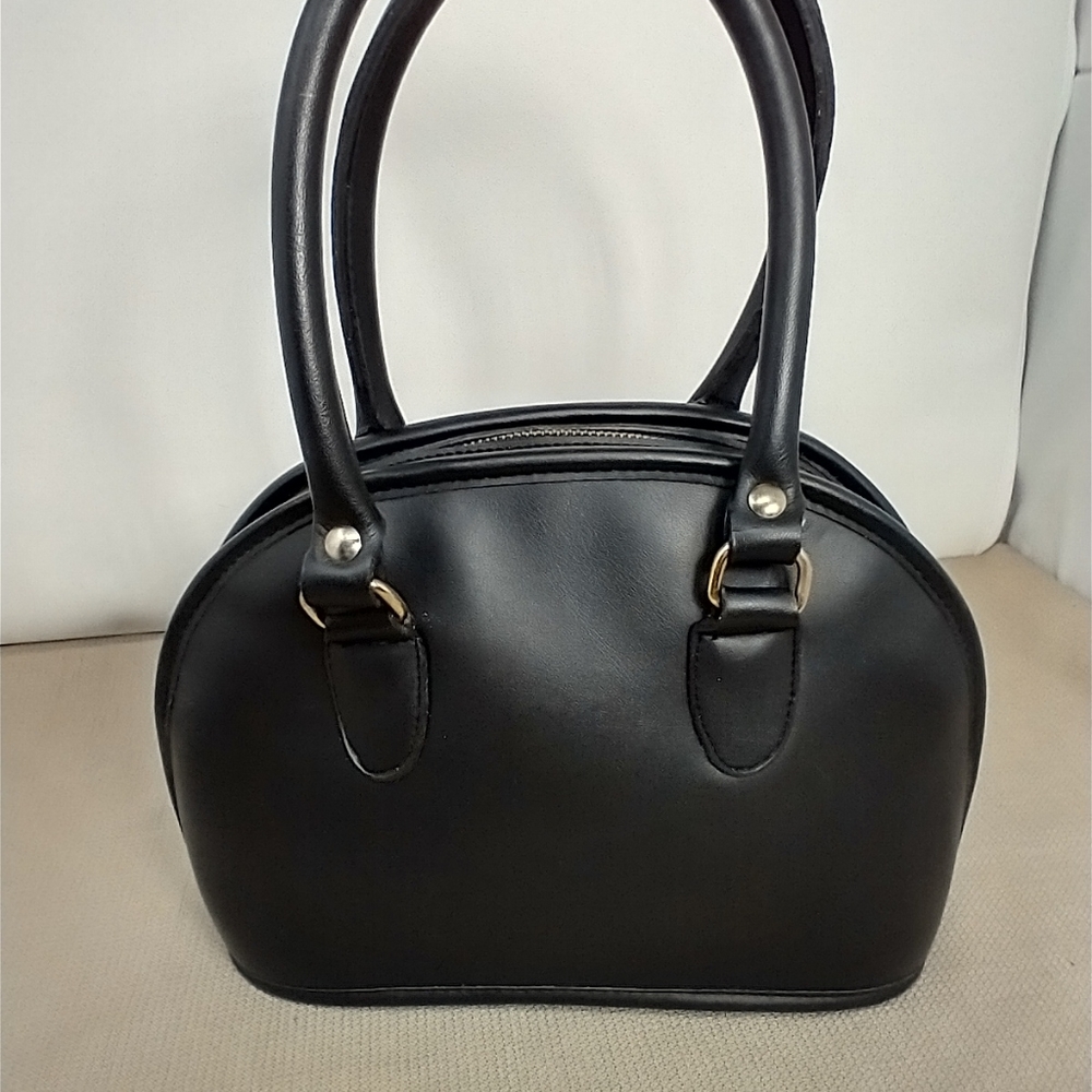 BLACK ZIP DOME BAG IN LEATHER/FAUX LEATHER